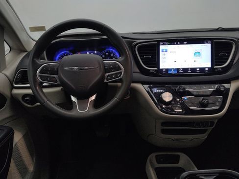 Used 2023 Chrysler Pacifica Touring-L image 22