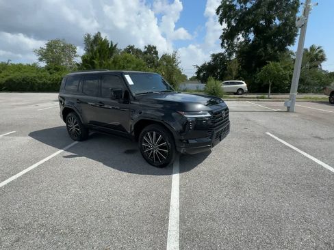 Used 2025 Lexus GX 550 w/ Accessory Package (2T) AWD/4WD image 2
