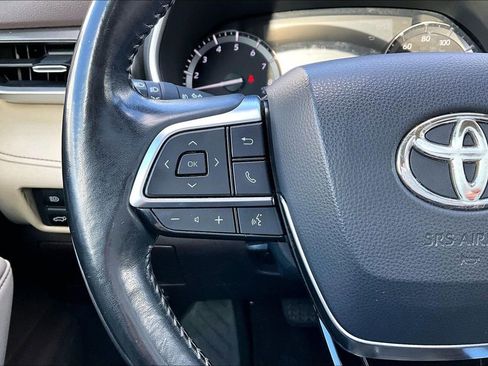 Used 2021 Toyota Highlander XLE AWD/4WD image 11