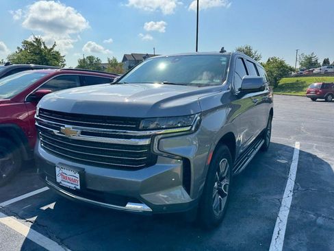 Used 2021 Chevrolet Suburban LT w/ LT Signature Package AWD/4WD image 2