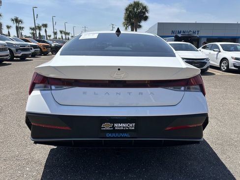 Used 2025 Hyundai Elantra SE FWD image 15