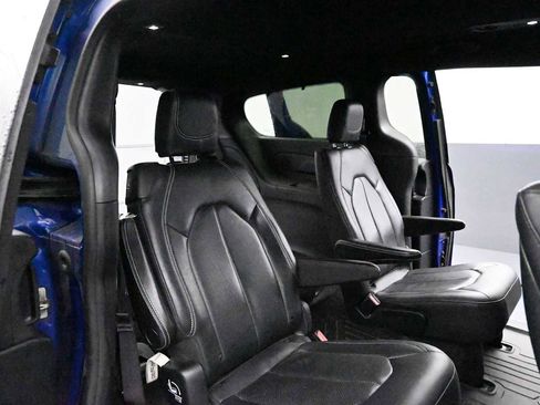 Used 2019 Chrysler Pacifica Touring-L Plus w/ Advanced Safetytec Group FWD image 20