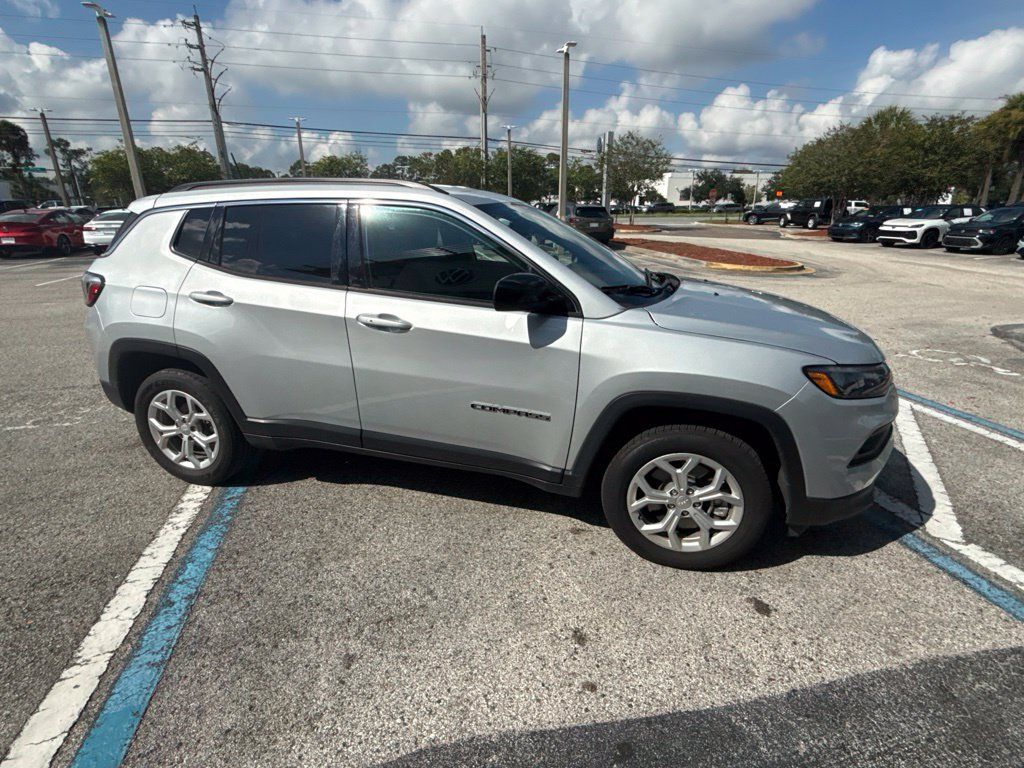 Used 2024 Jeep Compass Latitude AWD/4WD image 7