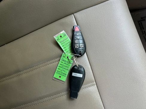 Used 2015 Chrysler Town & Country Touring FWD image 30