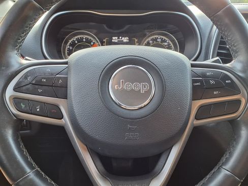 Used 2019 Jeep Cherokee Latitude Plus AWD/4WD image 16