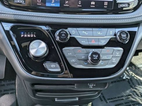 New 2027 Chrysler Pacifica Select FWD image 26
