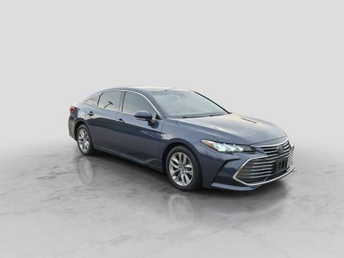 Used 2019 Toyota Avalon XLE w/ All Weather Liner Package FWD image 2