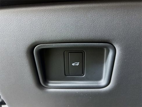 Used 2025 Land Rover Range Rover Sport SE image 32