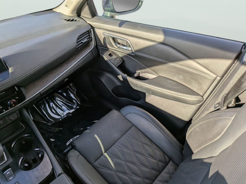 Used 2025 Nissan Rogue Platinum FWD image 16