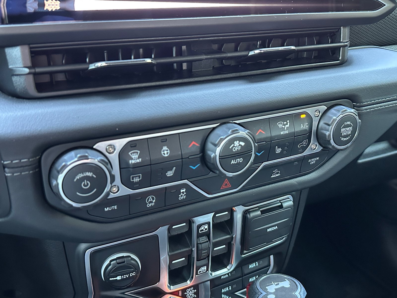 Used 2026 Jeep Wrangler Unlimited Rubicon w/ Technology Group AWD/4WD image 17