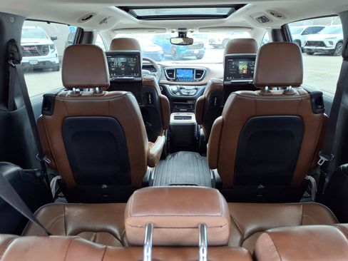 Used 2017 Chrysler Pacifica Limited w/ UConnect Theater Package FWD image 31