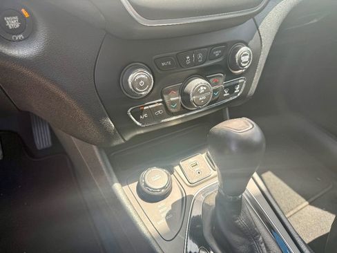 Used 2023 Jeep Cherokee Altitude Lux image 21