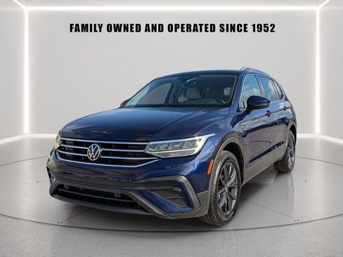 Used 2023 Volkswagen Tiguan SE w/ Panoramic Sunroof Package FWD image 2