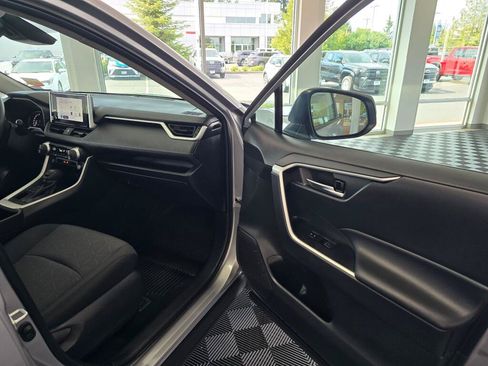 Used 2024 Toyota RAV4 XLE AWD/4WD image 41