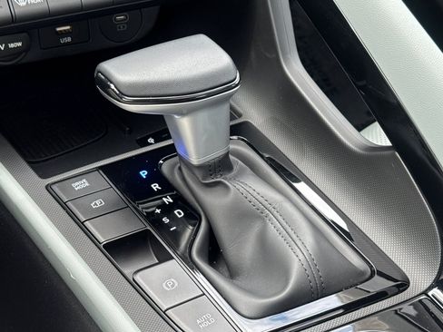 Used 2025 Hyundai Elantra Limited FWD image 18