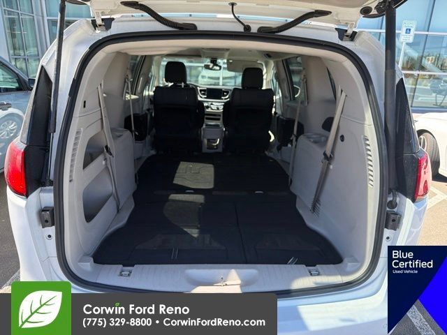 Used 2017 Chrysler Pacifica Touring-L FWD image 15