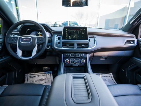 Used 2024 GMC Yukon SLT w/ SLT Premium Package image 9