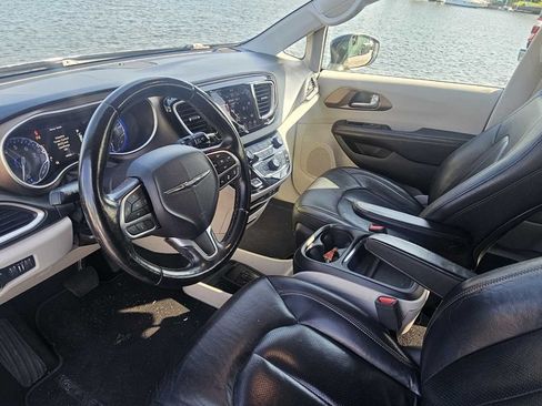 Used 2018 Chrysler Pacifica Touring-L w/ Advanced Safetytec Group FWD image 18