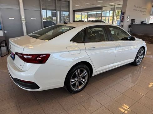 Used 2023 Volkswagen Jetta SE FWD image 3