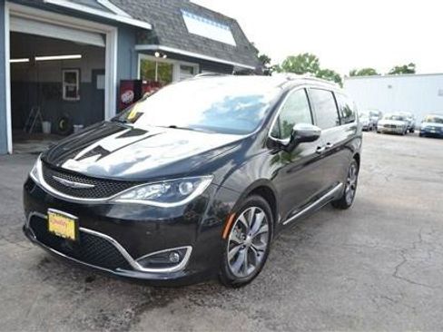 Used 2017 Chrysler Pacifica Limited w/ UConnect Theater Package FWD image 2