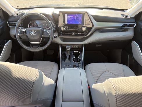 Used 2024 Toyota Highlander LE image 4