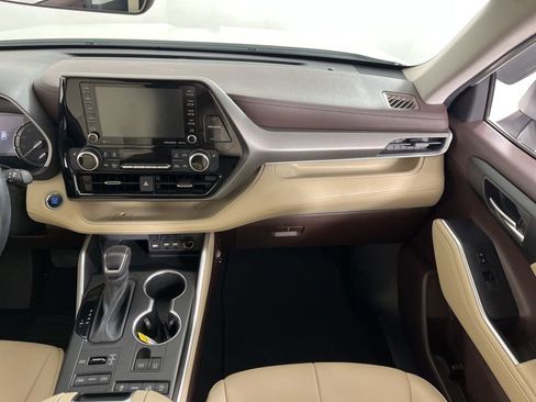 Used 2021 Toyota Highlander XLE image 16