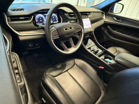 Used 2025 Jeep Grand Cherokee Limited w/ Luxury Tech Group II AWD/4WD image 28
