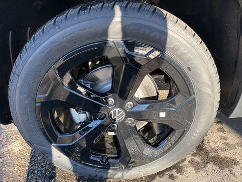 New 2025 Volkswagen Taos SE image 25