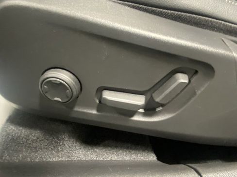 Used 2025 Volvo XC40 B5 Core image 12