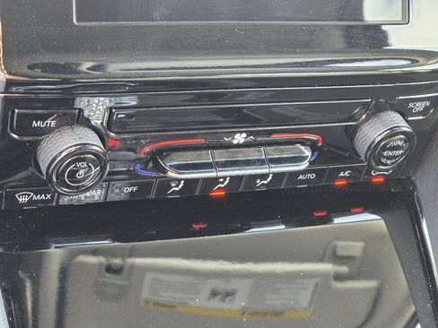 Used 2023 Jeep Grand Cherokee Laredo image 18