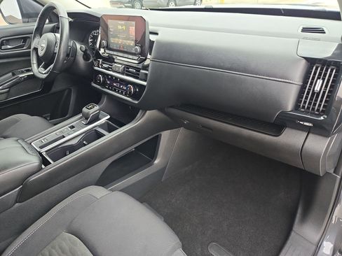 Used 2024 Nissan Pathfinder SV image 32