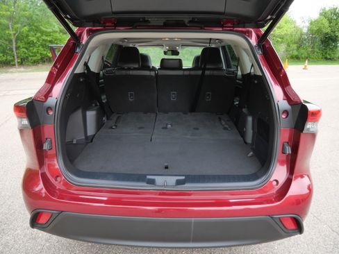 Used 2022 Toyota Highlander XLE AWD/4WD image 19