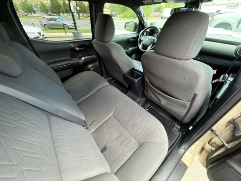 Used 2018 Toyota Tacoma TRD Sport w/ Technology Package AWD/4WD image 13