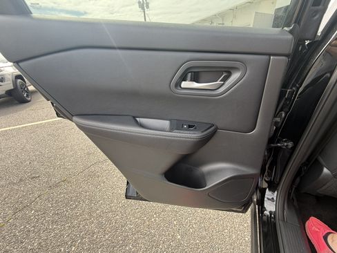 Used 2025 Nissan Rogue SV AWD/4WD image 31