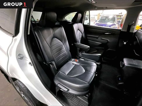 Certified 2022 Toyota Highlander XLE image 19