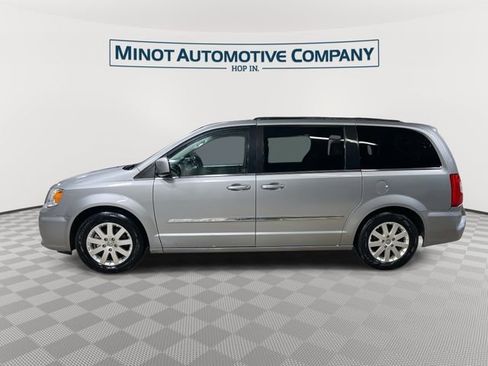 Used 2016 Chrysler Town & Country Touring image 5