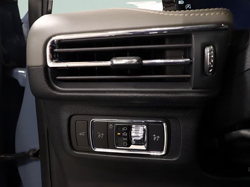 Used 2024 Lincoln Corsair AWD w/ Towing Package image 19