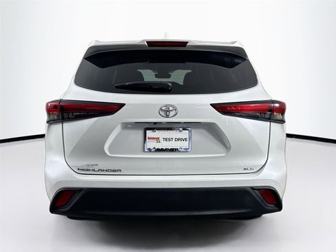 Certified 2022 Toyota Highlander XLE image 7