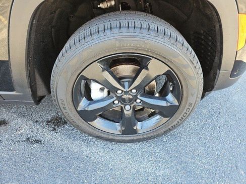 Used 2023 Jeep Grand Cherokee Limited w/ Luxury Tech Group II image 9