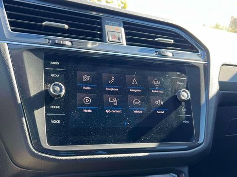 Used 2022 Volkswagen Tiguan SE image 28