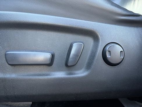 Used 2016 Toyota Highlander XLE image 19