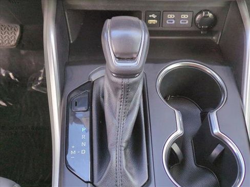 Used 2022 Toyota Highlander XLE AWD/4WD image 12