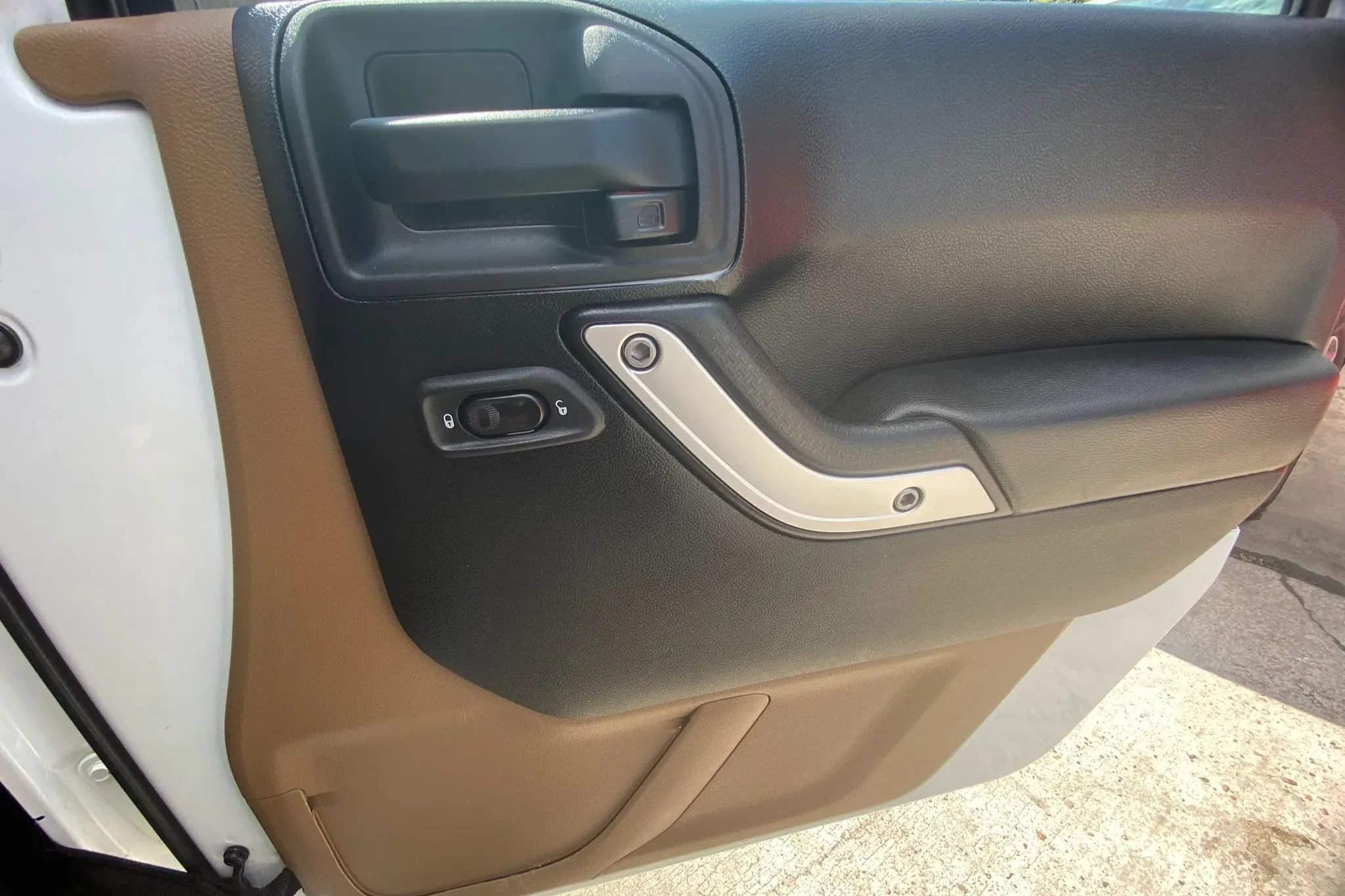 Used 2014 Jeep Wrangler Unlimited Sahara w/ Connectivity Group AWD/4WD image 19