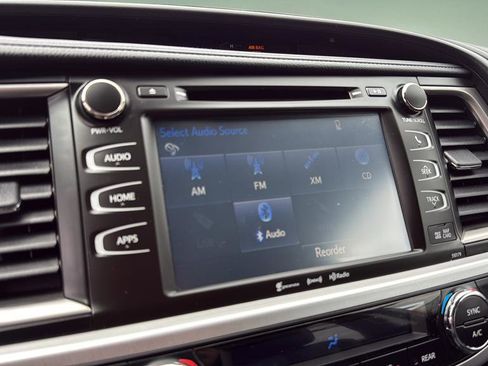 Used 2017 Toyota Highlander SE AWD/4WD image 25
