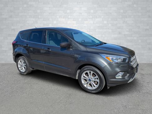 Used 2019 Ford Escape SE image 1