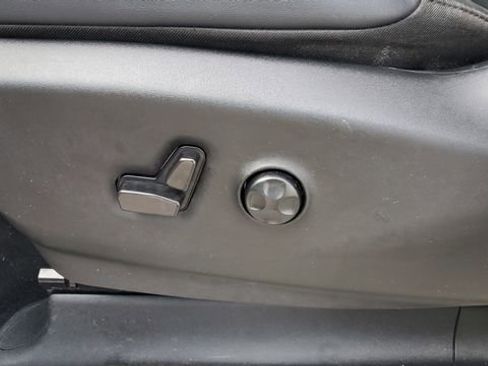 Certified 2024 Chrysler Pacifica Touring-L image 22