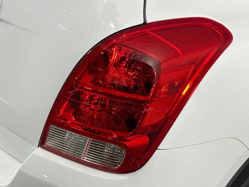 Used 2021 Chevrolet Trax LS w/ Tint and Cruise Package FWD image 31