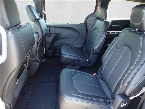 New 2027 Chrysler Pacifica Select AWD/4WD image 10