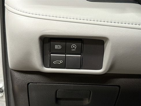 Used 2025 Toyota Highlander LE image 10