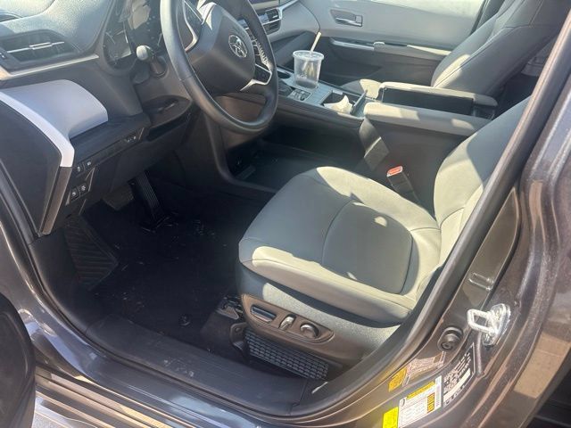 Certified 2025 Toyota Sienna XLE FWD image 9
